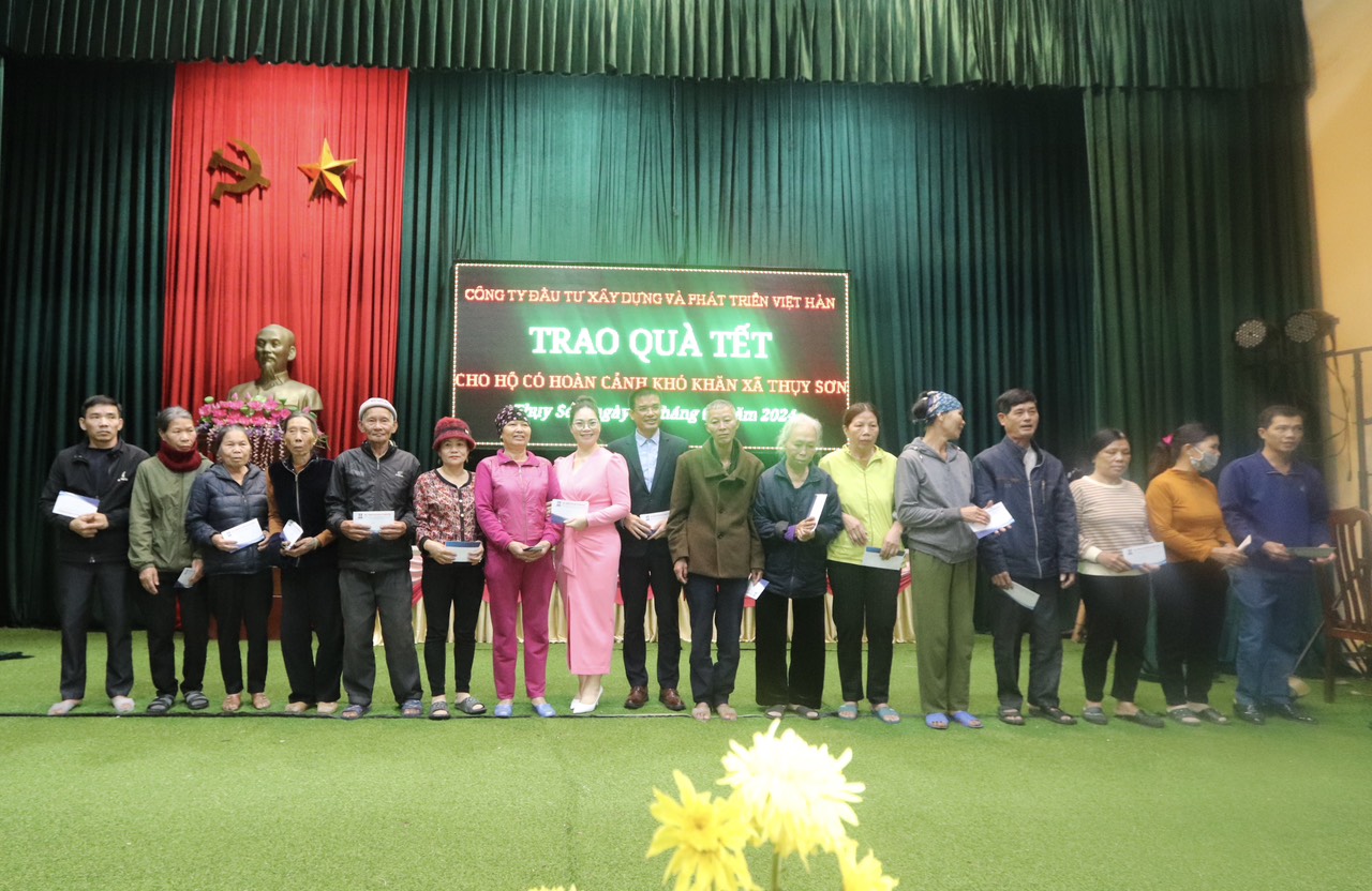 CÔNG TY TNHH ĐẦU TƯ PHÁT TRIỂN VÀ XÂY DỰNG VIỆT HÀN: Thăm và trao quà Tết cho những hộ có hoàn cảnh khó khăn nhân dịp Tết nguyên đán Giáp Thìn 2024.